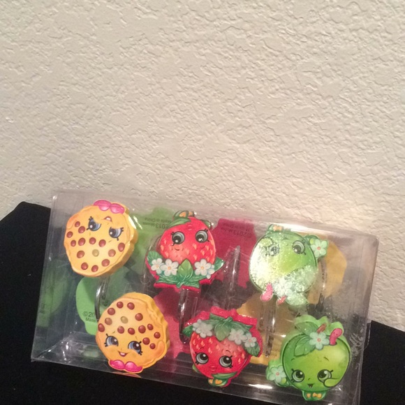 D- New 12 Shopkins Shower Curtain Hooks - Picture 3 of 6